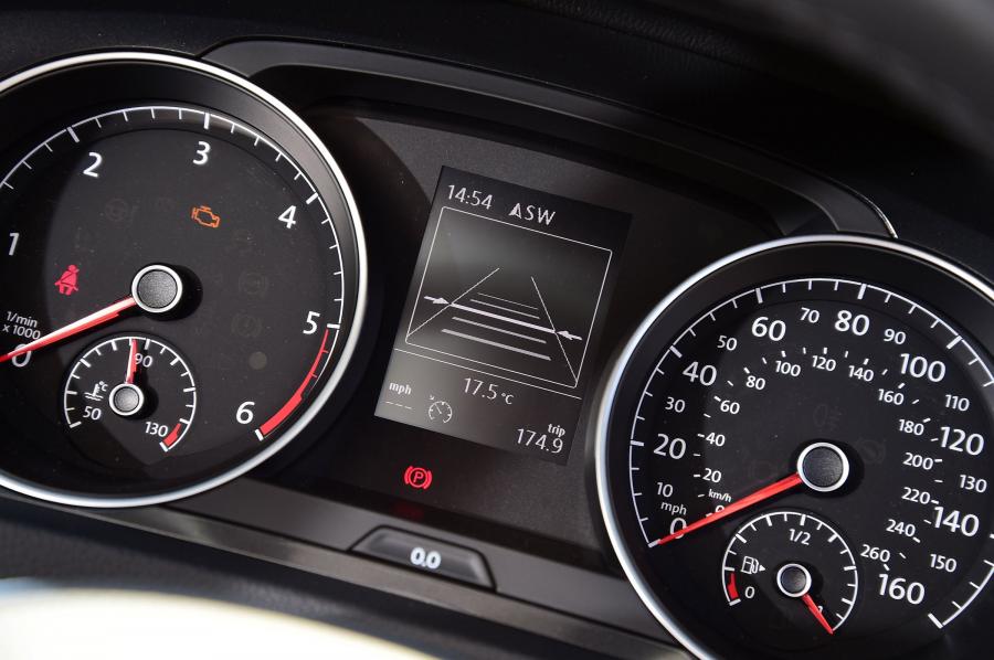Панель приборов Volkswagen Golf TDI Estate 2017 года  (UK) (фото 8 из 13)
